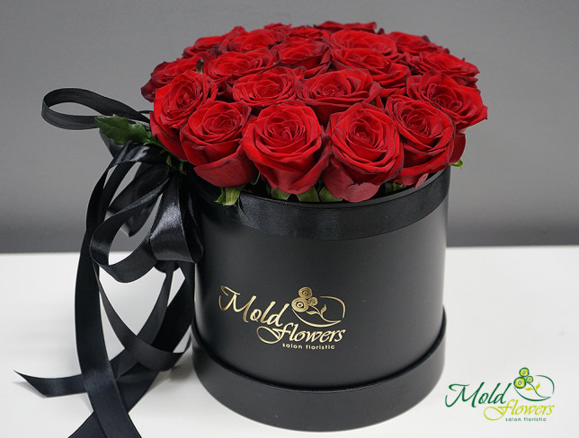 Cutie neagră cu trandafiri rosii foto